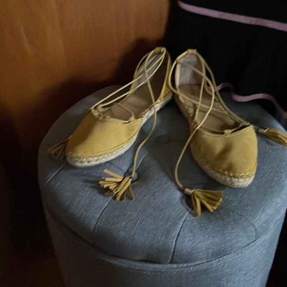 🌟‼️🤘🏽 4/$30 deal! Suede Yellow Flats - Picture 2 of 5